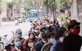 Người dân Hà Nội xếp hàng mua khẩu trang kháng khuẩn